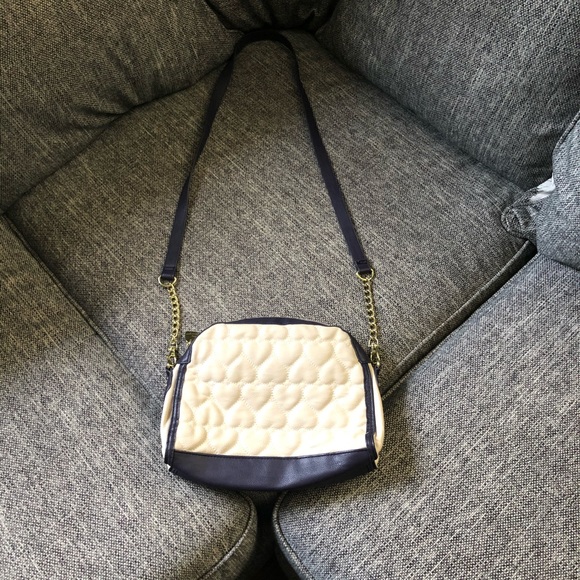 Betsey Johnson Quilted Heart Bow Crossbody/Purse - Picture 4 of 7